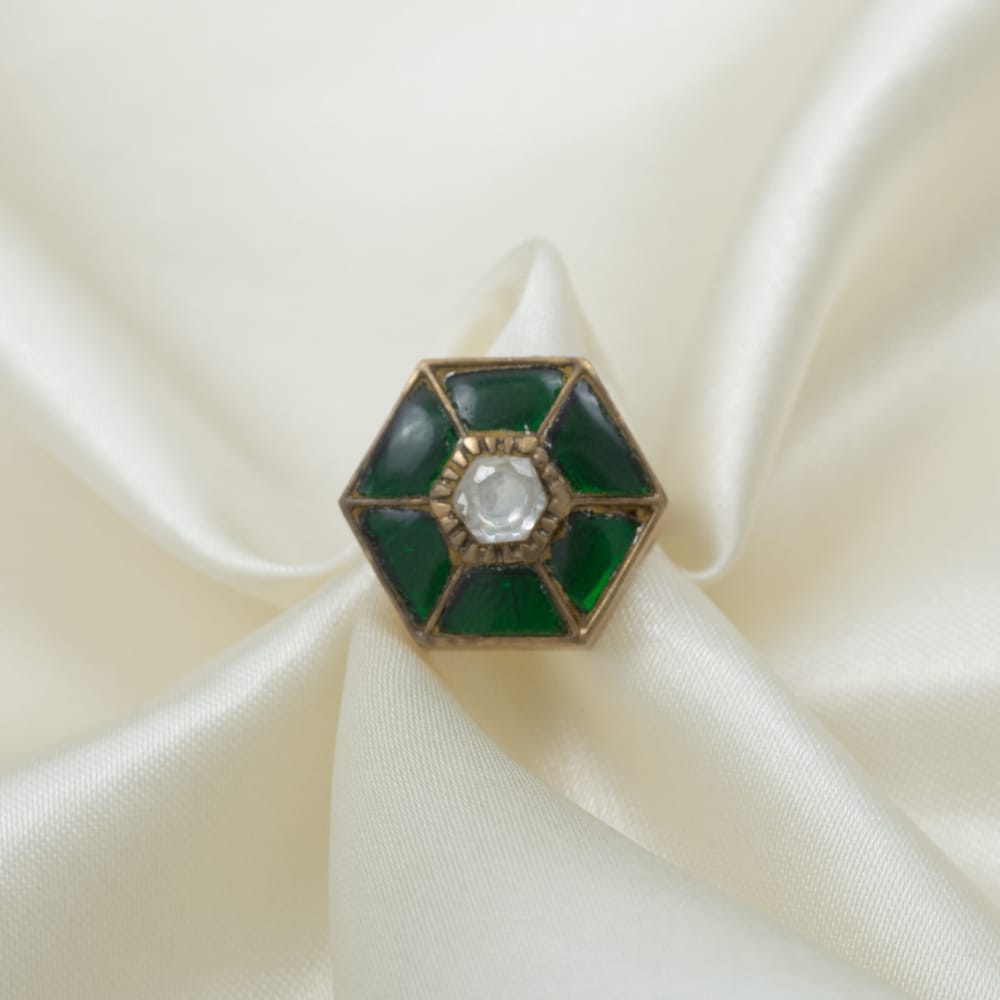 Classy emerald green jadau ring