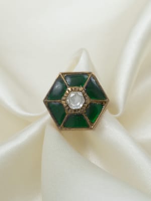 Classy emerald green jadau ring
