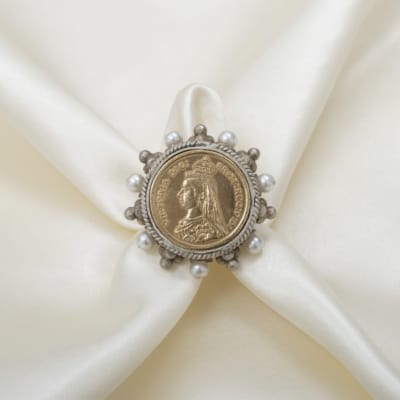 Queen victoria figure finger ring