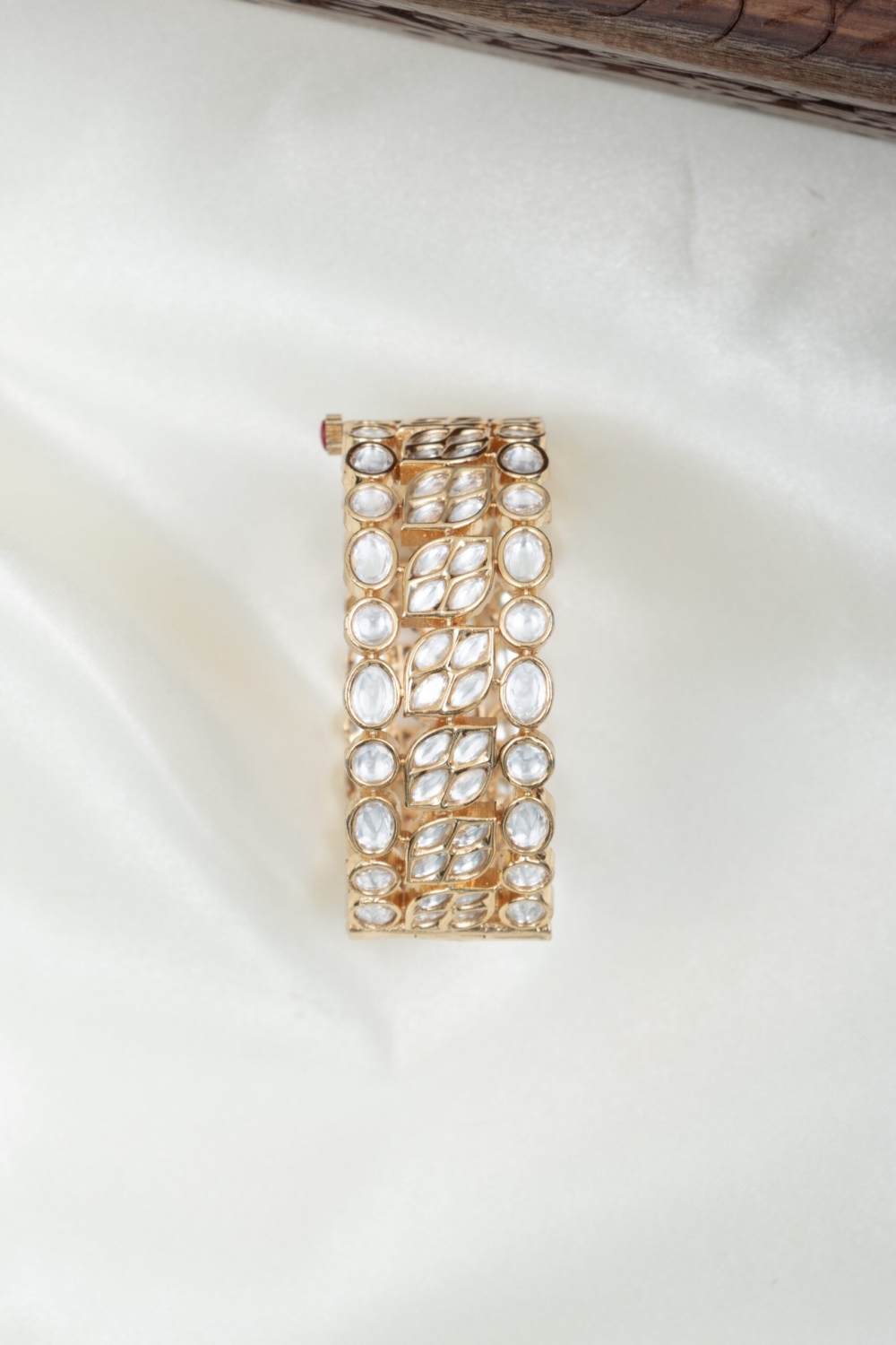 Modern Kundan Kada